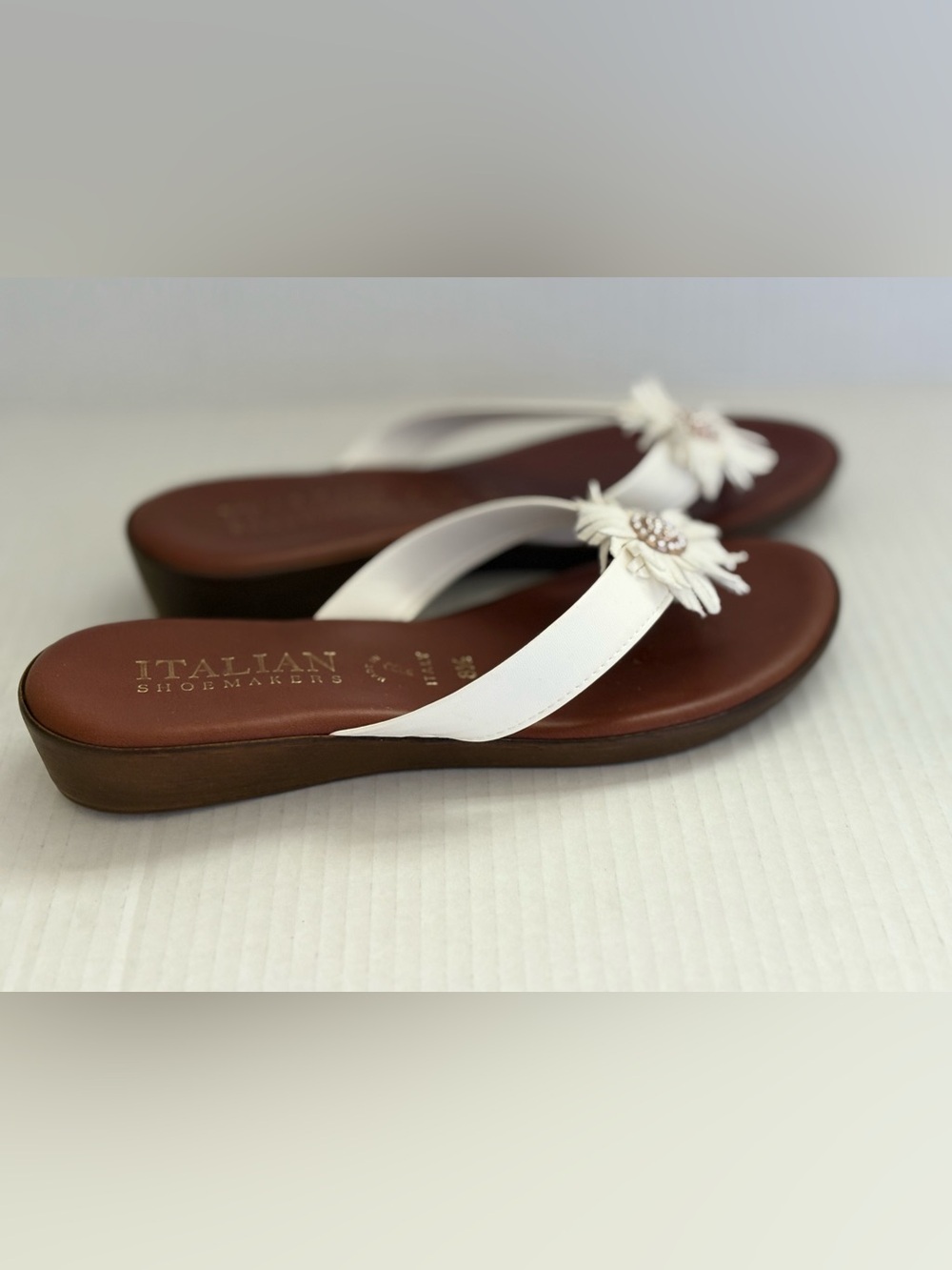 Italian Shoemakers White white & brown Floral rhinestone center Thong Sandal 8.5